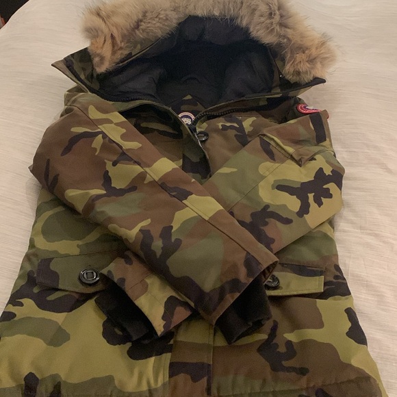 Canada Goose like new authentic women’s limited edition jacket. - Picture 3 of 6